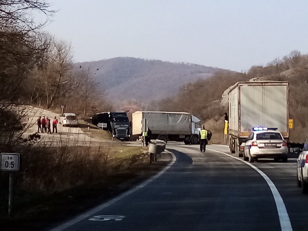 Саобраћајна несрећа у Гамзиградској Бањи: Сударили се камион и путнички аутомобил (ФОТО)